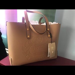 😍🤩NEW!!! BURBERRY CREST EMBOSSED TOTE 👜